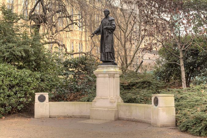 Emmeline_Pankhurst_statue_Victoria_Tower_Gardens