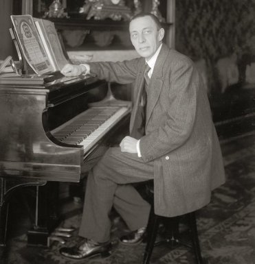 Rachmaninoff_seated_at_Steinway_grand_piano